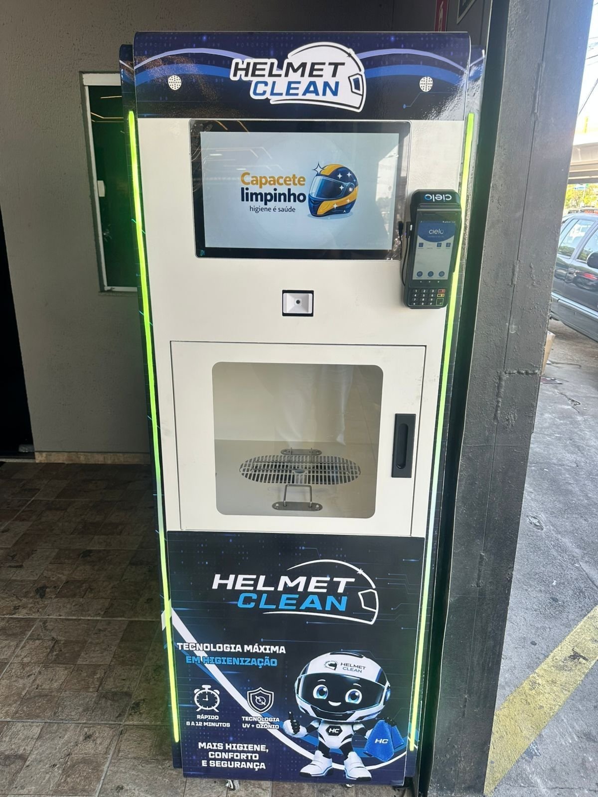 Máquina Helmet Clean de higienização de capacete na loja da Fortal Loca & Vende
