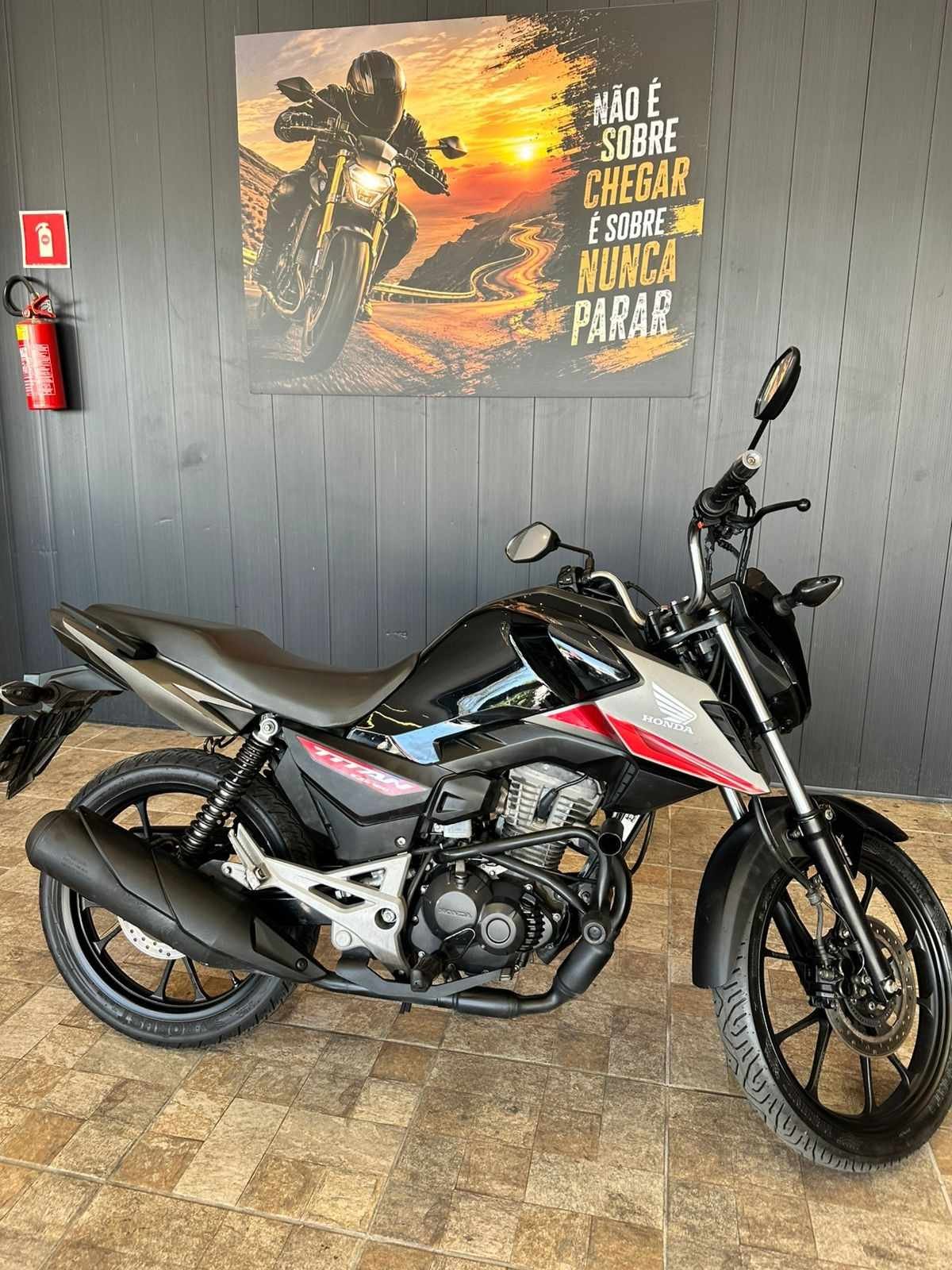 Honda Titan 2026, cor preta com cinza, disponível na Fortal Loca & Vende