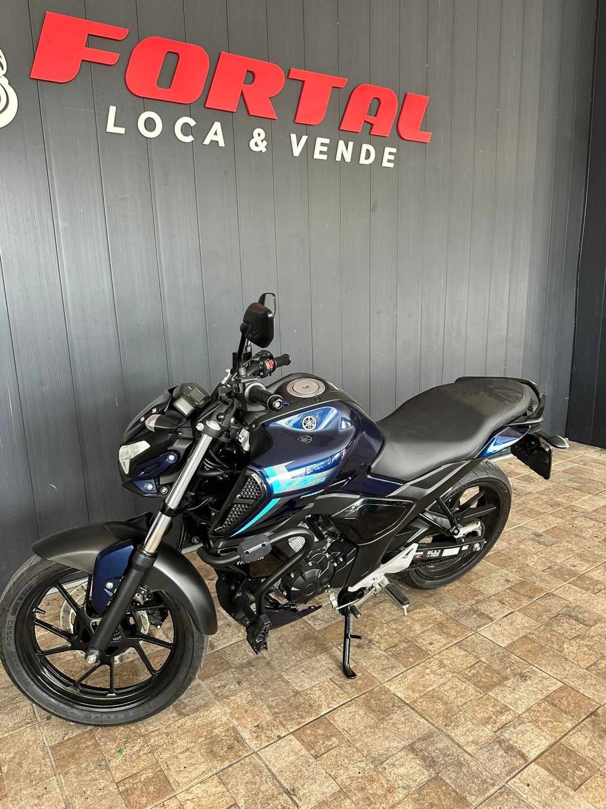 Yamaha FZ15 2026, cor azul, disponível na Fortal Loca & Vende